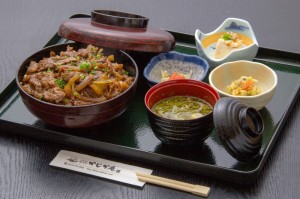 ●焼肉丼（おおいた和牛） ￥1,600円｜長湯温泉のお料理・大分県の温泉で食べる定食・和食・郷土料理ならかじか庵へ