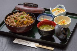 ●焼肉丼（おおいた和牛） ￥1,400円｜長湯温泉のお料理・大分県の温泉で食べる定食・和食・郷土料理ならかじか庵へ