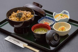 ●地鶏丼 ￥1,100円｜長湯温泉のお料理・大分県の温泉で食べる定食・和食・郷土料理ならかじか庵へ