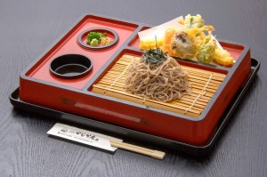 ●海老天ざる（そば・うどん） ￥1,300円｜長湯温泉のお料理・大分県の温泉で食べる定食・和食・郷土料理ならかじか庵へ