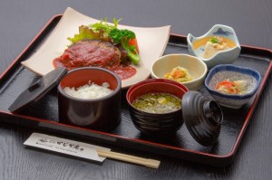 ●ハンバーグ御膳 ￥1,100円｜長湯温泉のお料理・大分県の温泉で食べる定食・和食・郷土料理ならかじか庵へ